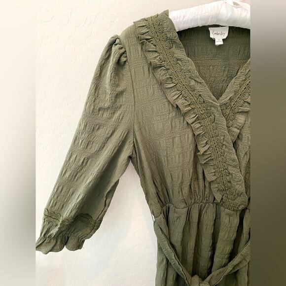 EMBERLEY | Dark Green Ruffle Midi Dress Crinkle Textured 3/4 Sleeve | Small - Picture 3 of 7